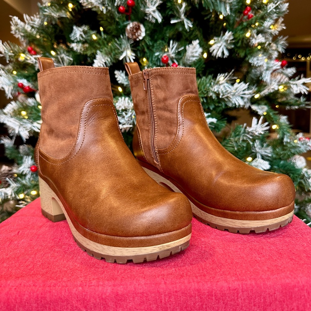 Universal Threads Clog Boots with Fleece Ankle Lining